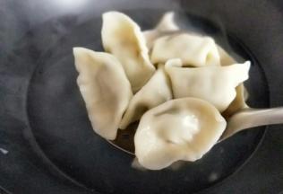 煮水饺喽～锅中加入水烧开后下水饺，东北有句话: (开锅煮皮，盖锅煮馅。)也就是说不盖盖子是煮皮，盖上盖子是煮馅。煮熟捞出即可。