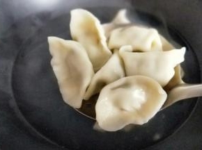 煮水饺喽～锅中加入水烧开后下水饺，东北有句话: (开锅煮皮，盖锅煮馅。)也就是说不盖盖子是煮皮，盖上盖子是煮馅。煮熟捞出即可。