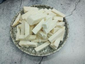 毛芋切厚片，再改刀切条