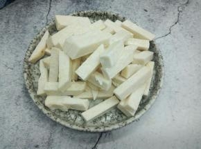 毛芋切厚片，再改刀切条