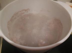 水开再煮2分钟，捞出用清水冲洗干净