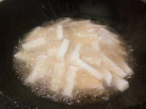 锅里放油，油可以多一点，油温7成热，放毛芋油炸，先不要去翻动，等定型后，用筷子轻轻拨动