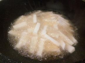 锅里放油，油可以多一点，油温7成热，放毛芋油炸，先不要去翻动，等定型后，用筷子轻轻拨动