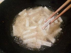 油炸至毛芋表皮微黄