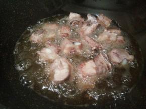 放排骨炸至表皮微黄