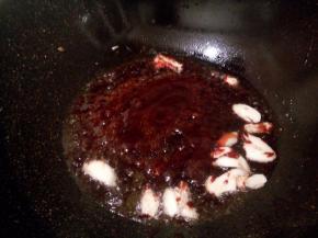 锅里放适量油，加蒜炒香，加甜面酱，蚝油小火炒一下