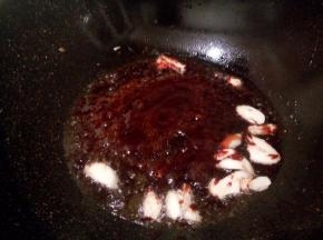 锅里放适量油，加蒜炒香，加甜面酱，蚝油小火炒一下