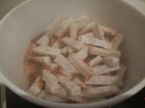 炖至排骨熟透，加毛芋炖煮