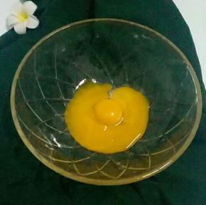 蛋黄倒入碗中
