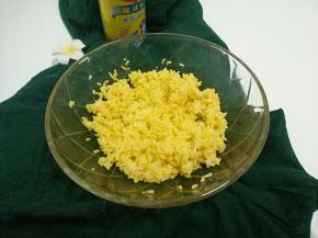 再加入米饭拌匀，放置十分钟。