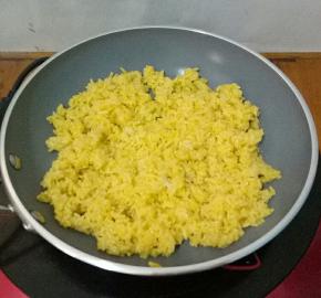 下米饭中小火炒开