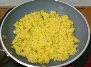 下米饭中小火炒开