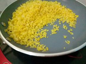 转大火炒至米饭粒粒分明即可