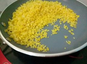 转大火炒至米饭粒粒分明即可