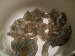 对虾从虾尾第三节开始去壳，揪虾头，顺便虾线也一起拉出来了