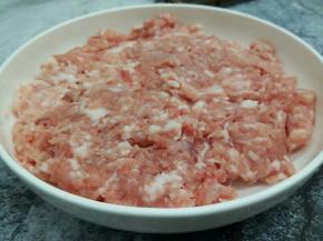 猪后腿肉，切小块，剁成泥状