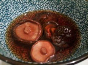 干香菇洗干净，泡发，香菇水留着有用