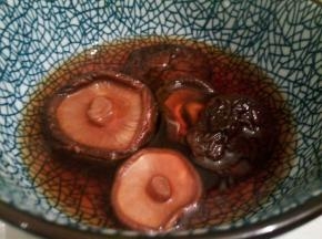干香菇洗干净，泡发，香菇水留着有用
