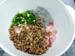 泡发好的香菇挤干水分，切成末，加肉馅，虾泥，葱花，放一个大的容器