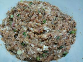 依次加生抽，盐，十三香，顺时针搅拌，中途可以加一点泡香菇的水，最后加点芝麻油搅拌上劲