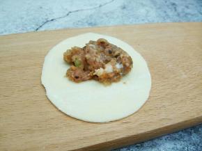 饺子皮中间放上肉馅