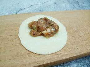 饺子皮中间放上肉馅