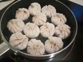 不粘锅倒入少量油，把包好的生煎包依次放入，中火煎