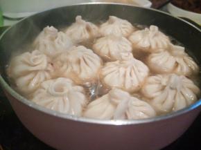 加入适当的水，盖上锅盖，焖煮，