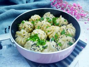 生煎底部焦脆，咬一口，鲜味无比。