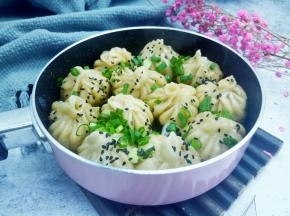 生煎底部焦脆，咬一口，鲜味无比。