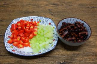 胡萝卜和西芹洗净切丁，玉米对半切开，顺利剥粒；