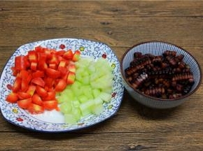 胡萝卜和西芹洗净切丁，玉米对半切开，顺利剥粒；