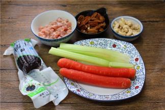 备好食材，瘦肉洗净切丁，调入盐、料酒、胡椒粉、淀粉拌匀，腌制片刻；