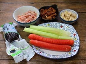 备好食材，瘦肉洗净切丁，调入盐、料酒、胡椒粉、淀粉拌匀，腌制片刻；