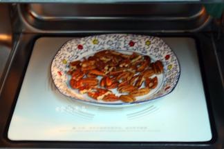 放入微波炉，高火叮1分钟40秒后取出，放凉待用；