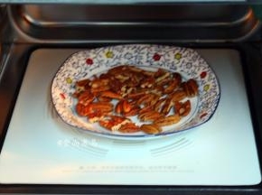 放入微波炉，高火叮1分钟40秒后取出，放凉待用；