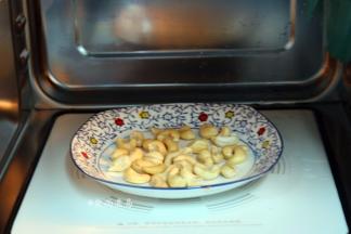 腰果果粒比较大，放入微波炉高火叮2分钟左右，取出放凉后一样脆脆的；