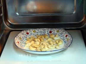 腰果果粒比较大，放入微波炉高火叮2分钟左右，取出放凉后一样脆脆的；