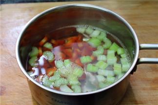 烧开适量清水，水中调入2克盐，倒入西芹和胡萝卜焯煮片刻；