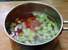 烧开适量清水，水中调入2克盐，倒入西芹和胡萝卜焯煮片刻；