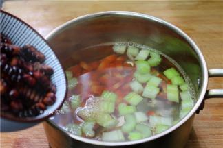 再倒入玉米粒焯熟；