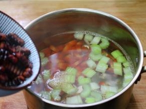 再倒入玉米粒焯熟；