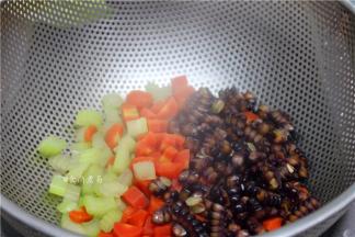 捞起，沥干水；