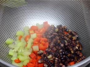 捞起，沥干水；