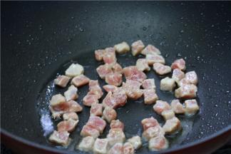 热锅，倒入食用油，将瘦肉粒煸炒熟；