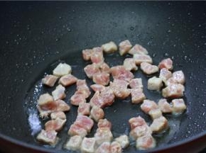 热锅，倒入食用油，将瘦肉粒煸炒熟；