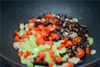 倒入西芹、玉米和胡萝卜粒，翻炒均匀；