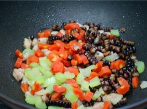 倒入西芹、玉米和胡萝卜粒，翻炒均匀；