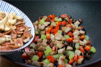 盛起，最后将酥脆的果粒铺在上面即可。