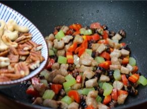 盛起，最后将酥脆的果粒铺在上面即可。